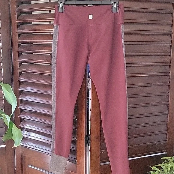 Vuori Red and Gray Performance Leggings Medium - Picture 2 of 3